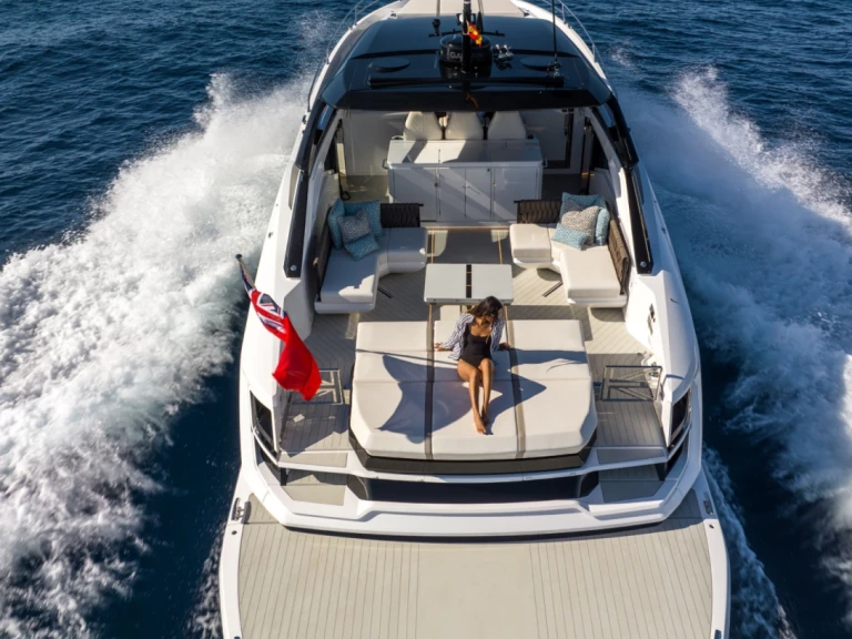 Wynajem Motorówka Sunseeker z patentem 