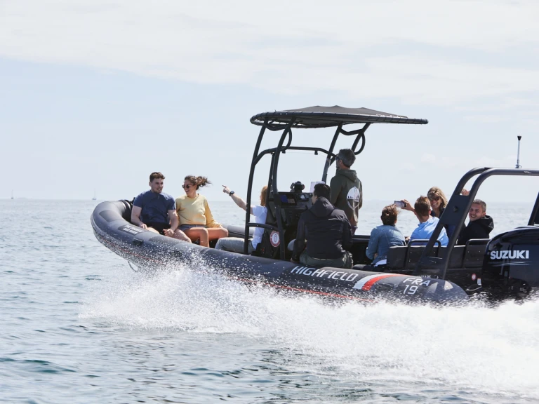 Highfield Patrol 760 między profesjonalistami a osobami prywatnymi w La Trinité-sur-Mer