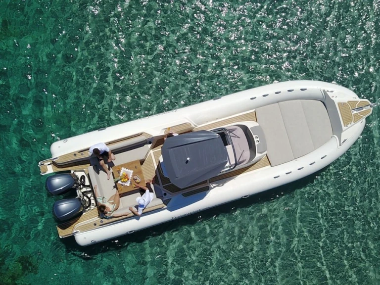 Capelli Tempest 1000 CC między profesjonalistami a osobami prywatnymi w Port de Saint-Cyprien Méditerranée