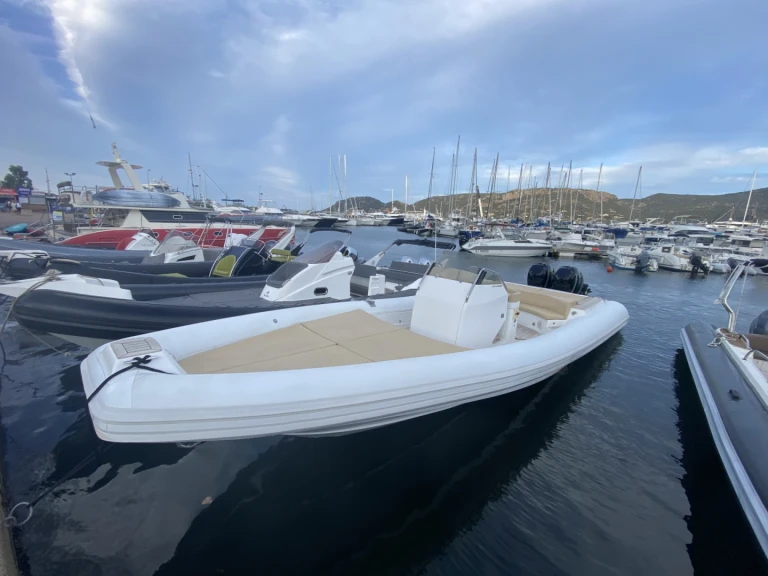 Łódż półsztywna do wynajmu w Porto-Vecchio w najlepszej cenie
