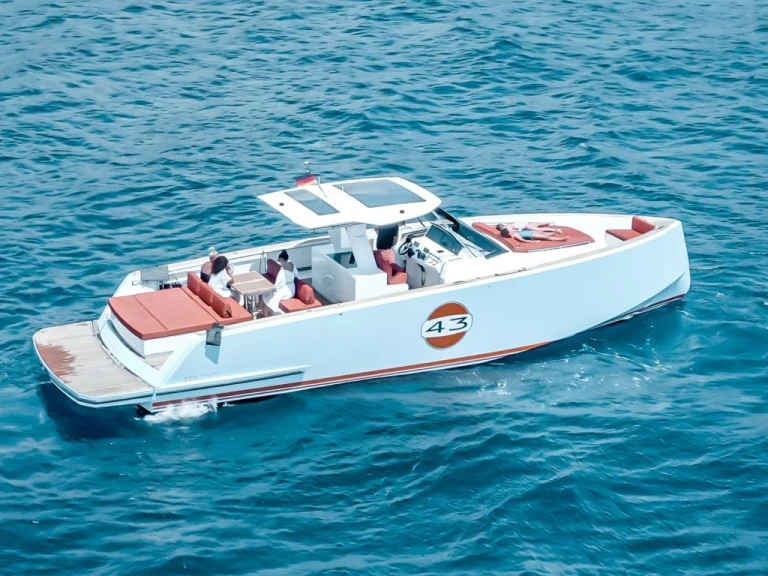 Pardo Yachts Pardo 43 między profesjonalistami a osobami prywatnymi w Porto-Vecchio