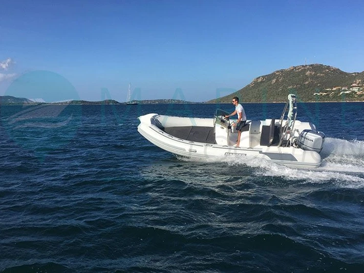 Łódż półsztywna do wynajmu w Porto-Vecchio w najlepszej cenie