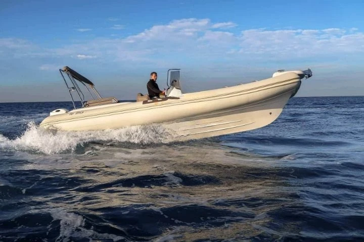 Łódż półsztywna do wynajmu w Cogolin w najlepszej cenie