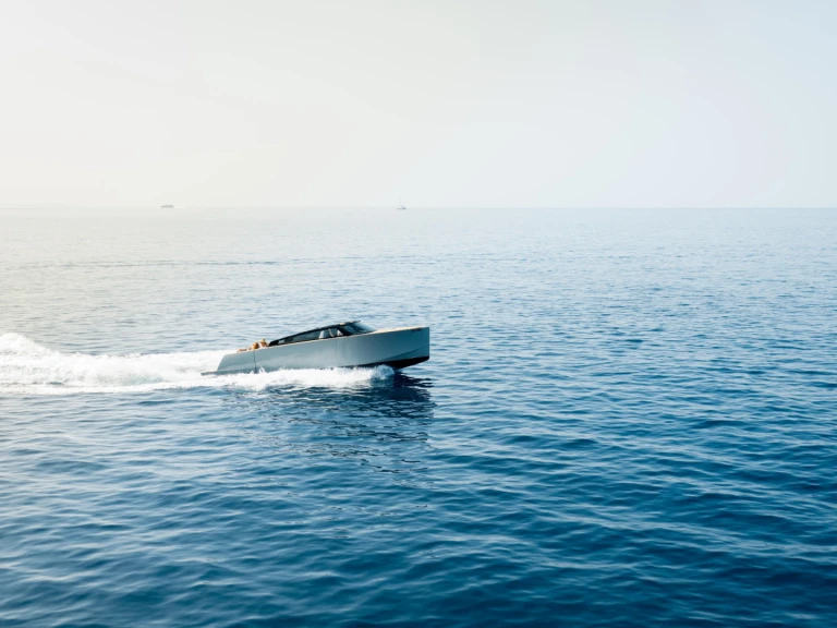 Pelagosa Pelagosa 33 między profesjonalistami a osobami prywatnymi w Split