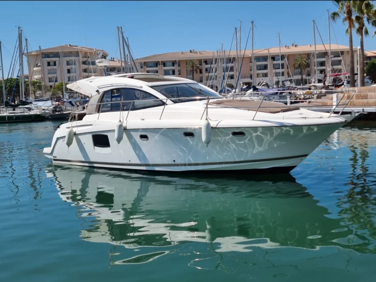 Jeanneau Prestige 38 S między profesjonalistami a osobami prywatnymi w Saint-Jean-Cap-Ferrat