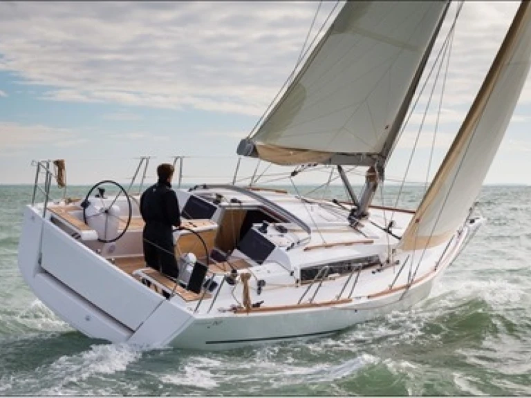 Dufour Dufour 382 Grand Large między profesjonalistami a osobami prywatnymi w Bormes-les-Mimosas