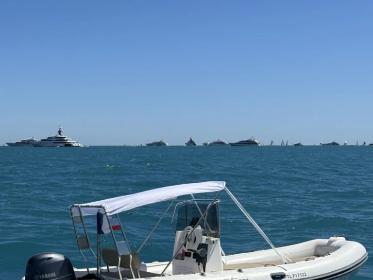Łódż półsztywna do wynajmu w Antibes w najlepszej cenie