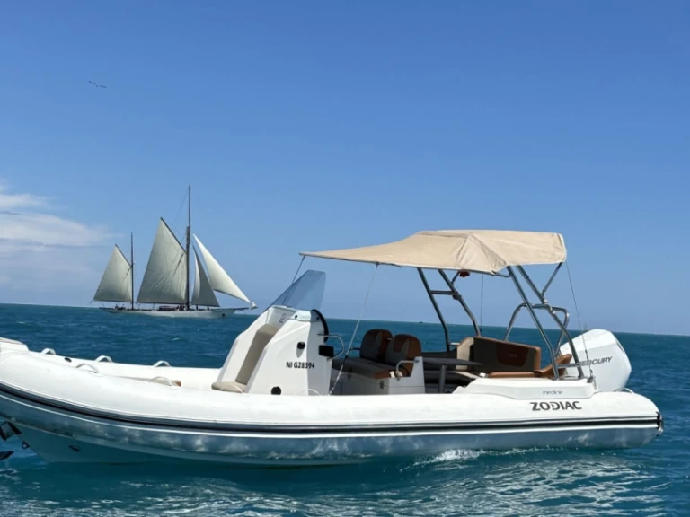 Wynajem Łódż półsztywna w Antibes - Zodiac Medline 6.8