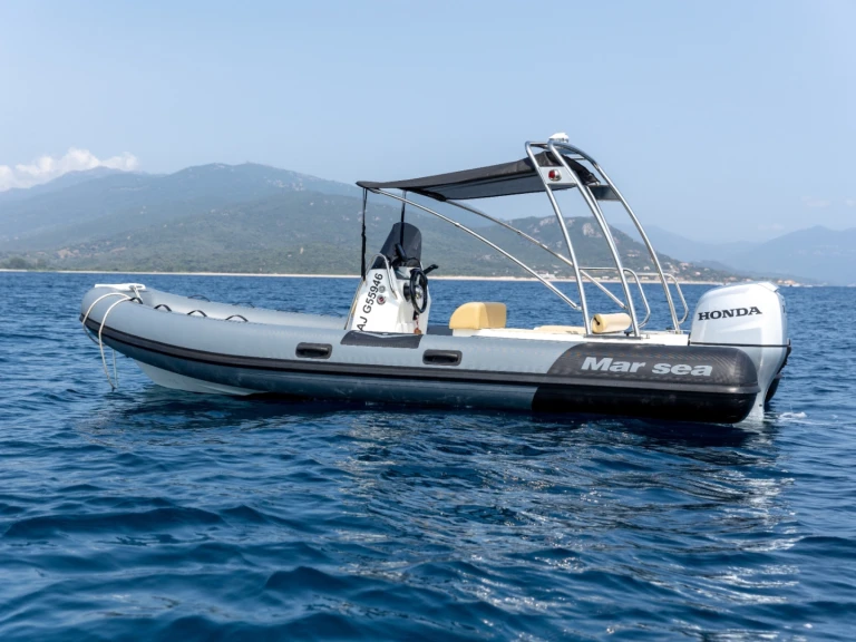 Łódż półsztywna do wynajmu w Porto Pollo w najlepszej cenie