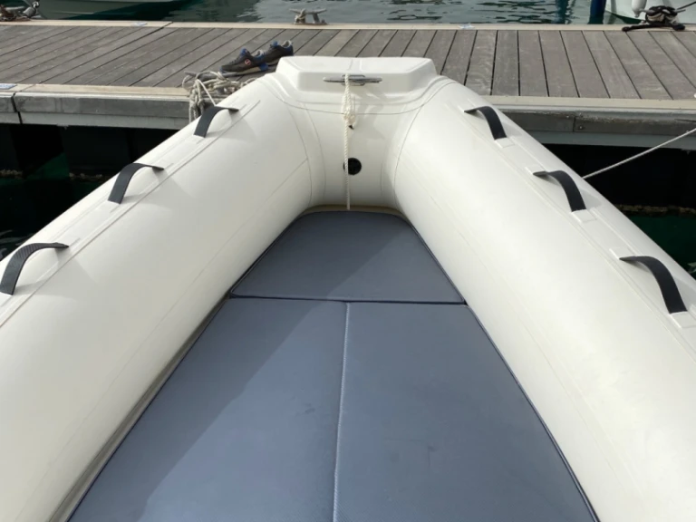 Marsea Marsea SP 90 między profesjonalistami a osobami prywatnymi w Porto Pollo