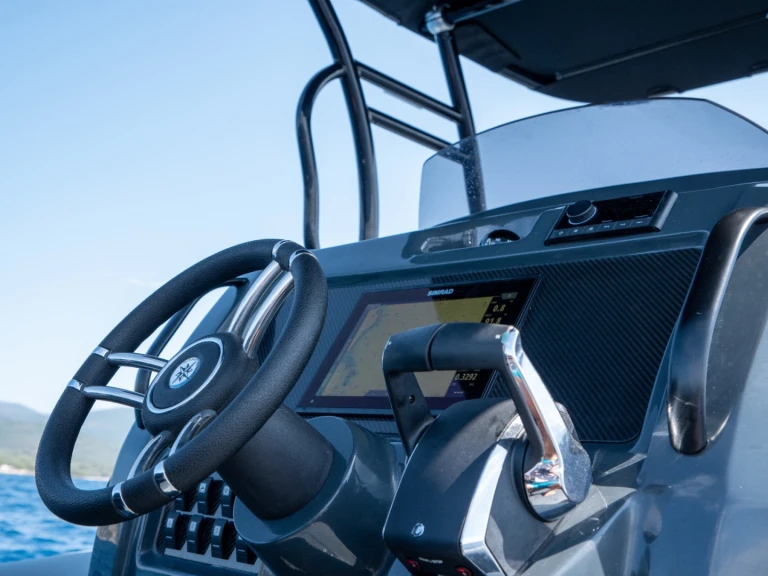 Motorówka do wynajmu w Porto Pollo w najlepszej cenie