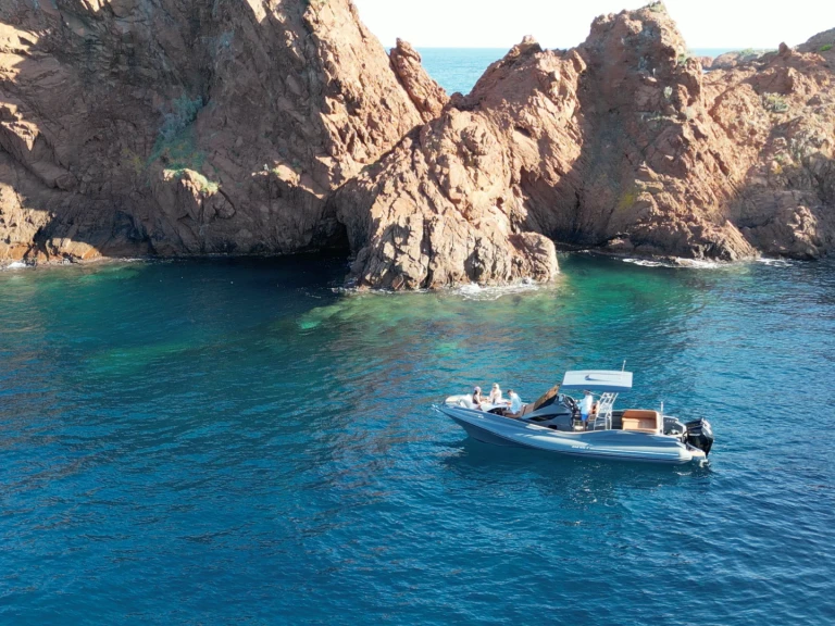 Zar Zar 65 między profesjonalistami a osobami prywatnymi w Port Grimaud