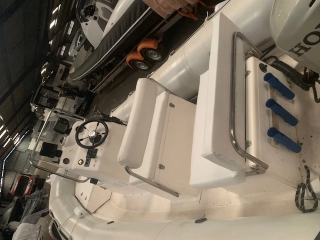 Zodiac 530 FB między profesjonalistami a osobami prywatnymi w Bénodet