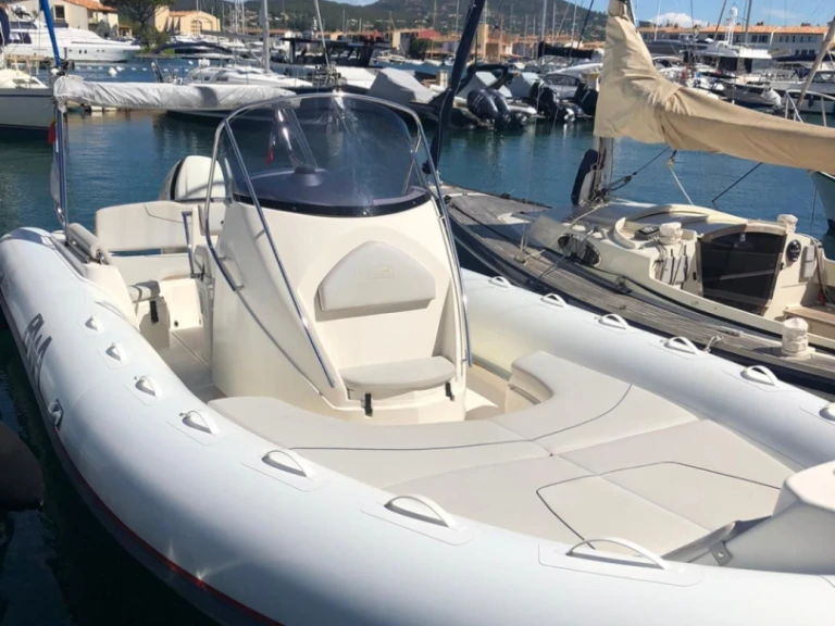 Łódż półsztywna do wynajmu w Port Grimaud w najlepszej cenie