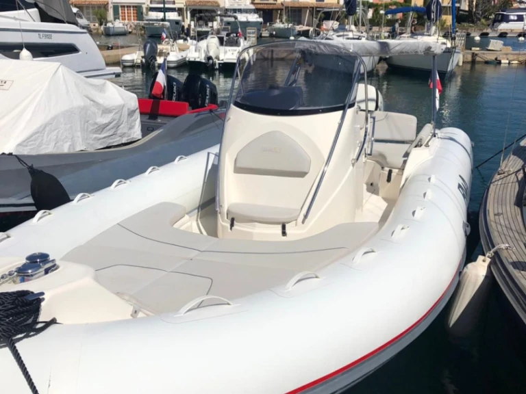 Bwa Sport 28 GTc między profesjonalistami a osobami prywatnymi w Port Grimaud