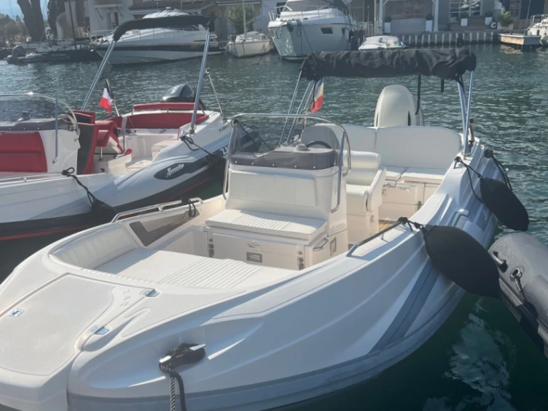 Zar Zar 57 między profesjonalistami a osobami prywatnymi w Port Grimaud