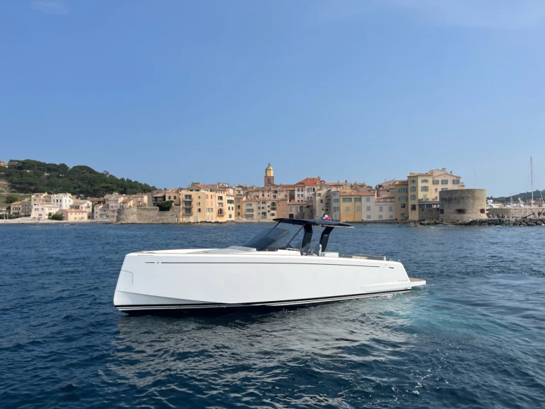 Pardo Yachts Pardo 38 między profesjonalistami a osobami prywatnymi w Port Grimaud