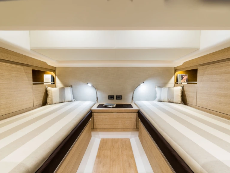 Pardo Yachts Pardo 43 między profesjonalistami a osobami prywatnymi w Port Grimaud