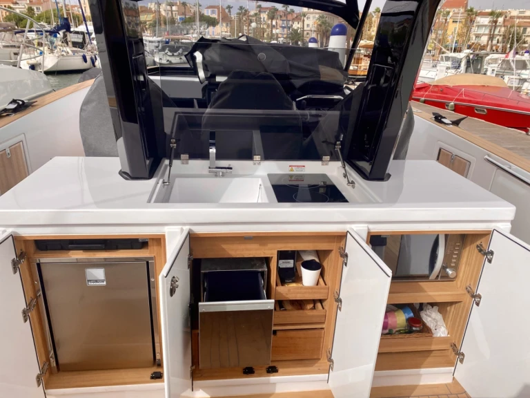 Pardo Yachts Pardo 38 między profesjonalistami a osobami prywatnymi w Cogolin