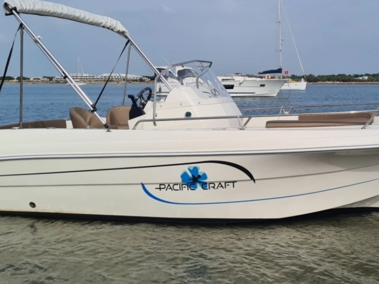 Wynajem Motorówka Pacific Craft z patentem 