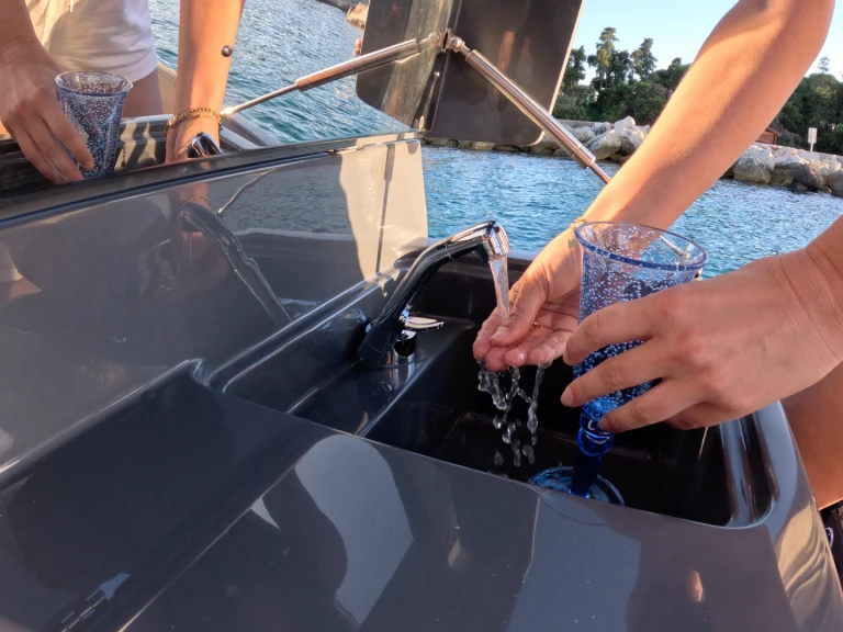 Zar ZAR 85 Sport Luxury między profesjonalistami a osobami prywatnymi w Cogolin