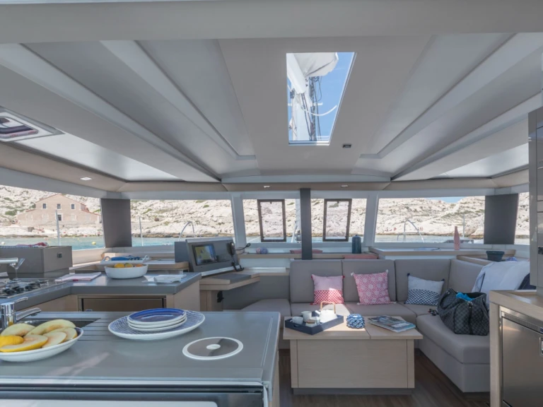 Wynajem Katamaran Fountaine Pajot z patentem 