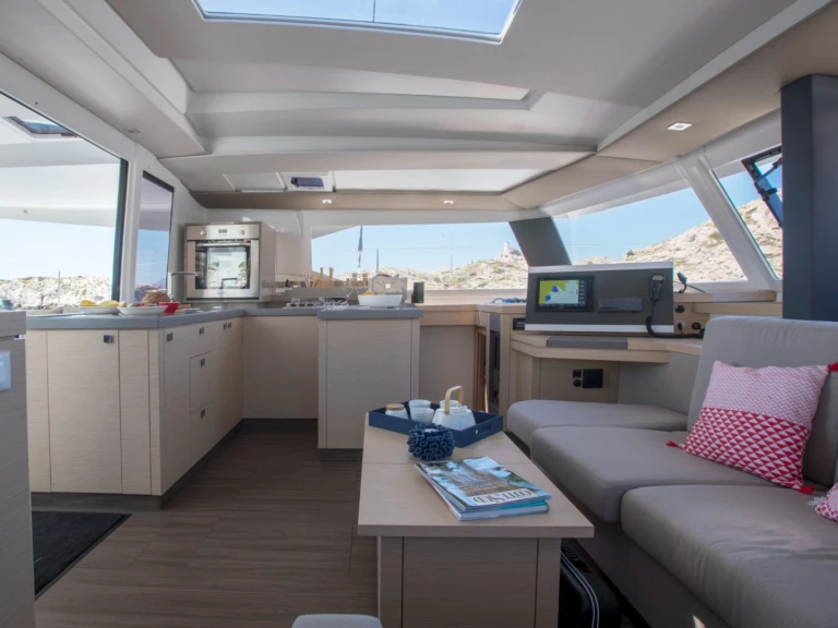 Fountaine Pajot Astrea 42 między profesjonalistami a osobami prywatnymi w Ajaccio