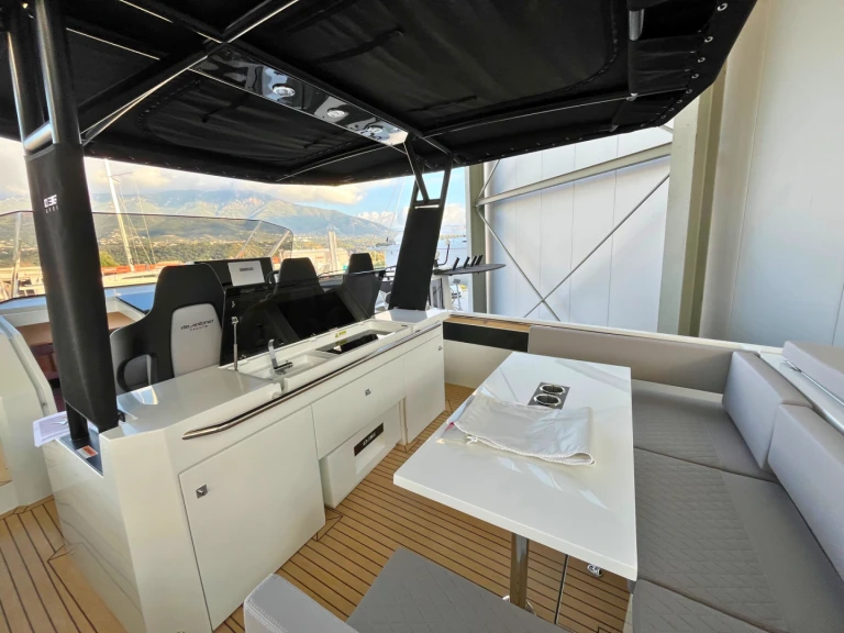 Wynajem Motorówka DE ANTONIO Yachts z patentem 