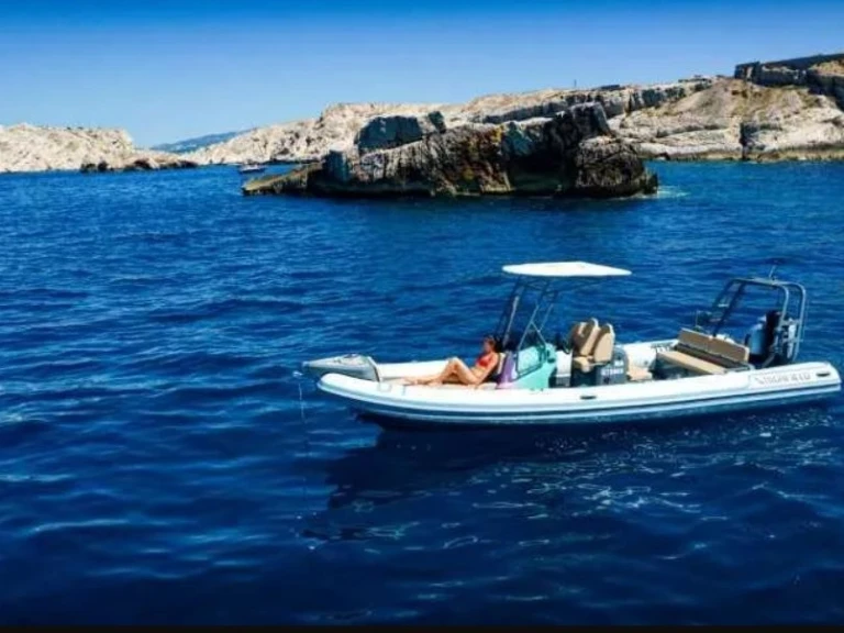 Łódż półsztywna do wynajmu w Cogolin w najlepszej cenie