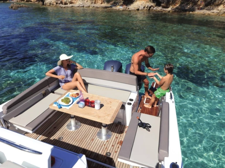 Wynajmij Jeanneau Cap Camarat 9.0 CC w Saint-Raphael