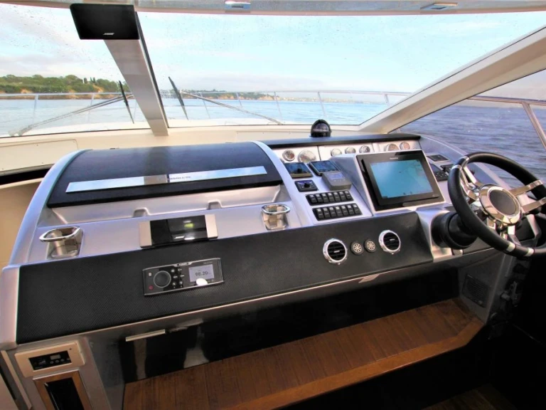 Luksusowy jacht do wynajmu w Saint-Raphael w najlepszej cenie