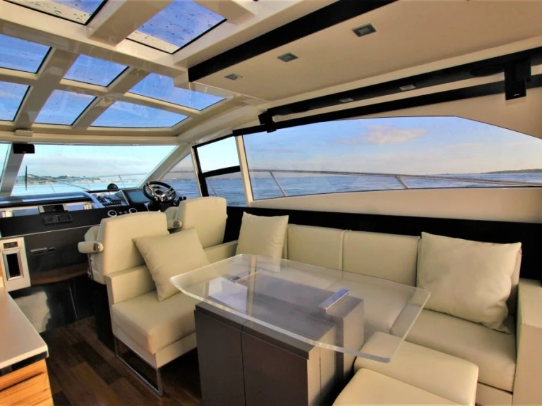 Absolute Yachts ABSOLUTE 52 między profesjonalistami a osobami prywatnymi w Saint-Raphael