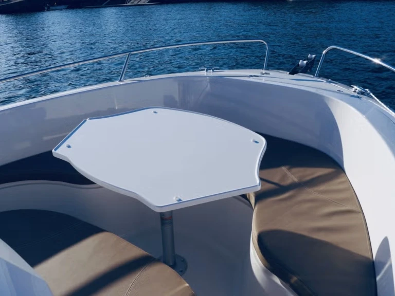 Wynajem Motorówka Pacific Craft z patentem 