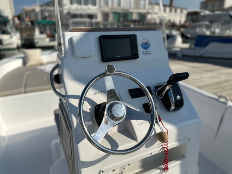 Wynajem łodzi Port de La Flotte tanio SEAWEED 675