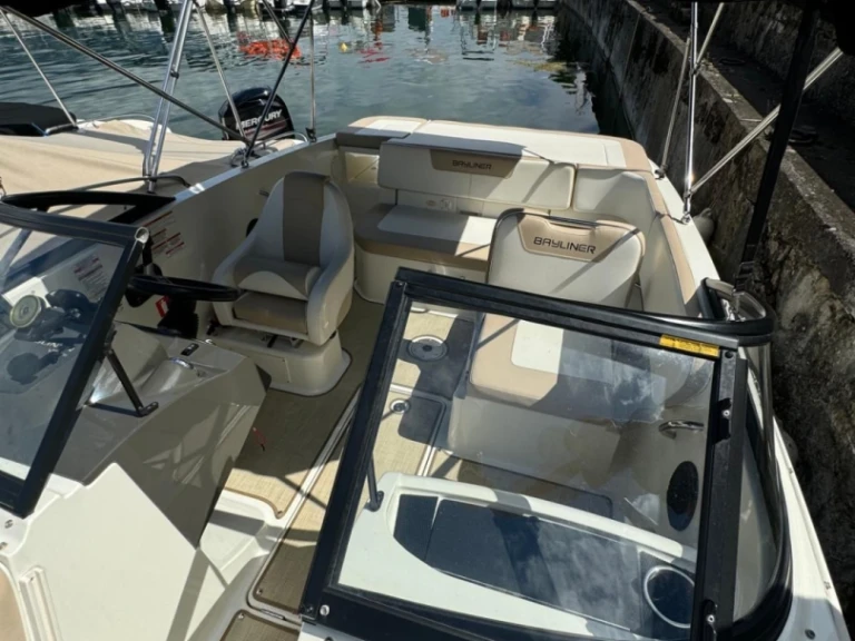 Wynajmij Bayliner BAYLINER VR5 w Le Bourget-du-Lac