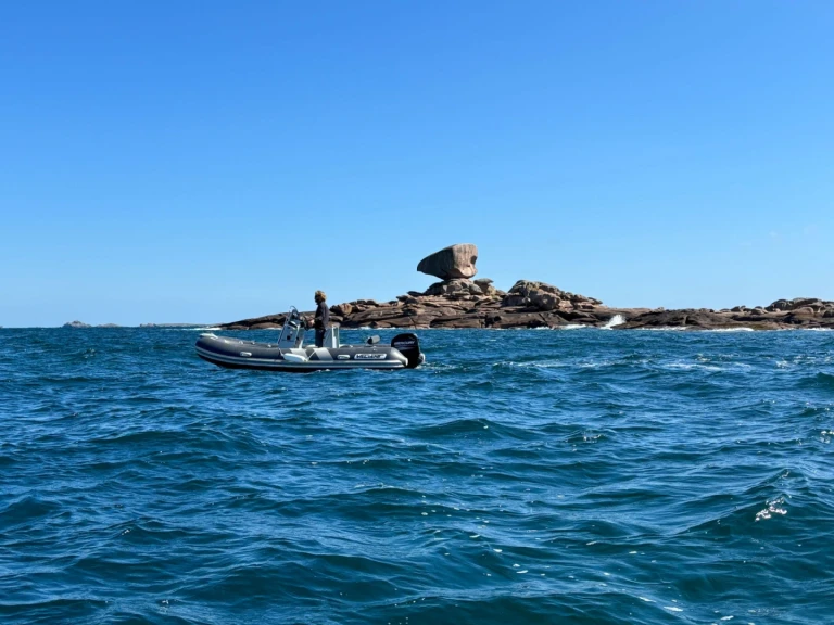 Wynajmij Valiant 500 sport w Trégastel