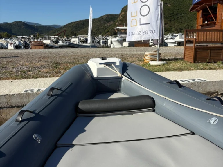 Wynajem Łódż półsztywna Lomac z patentem 