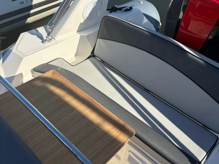 Łódż półsztywna do wynajmu w Saint-Florent w najlepszej cenie