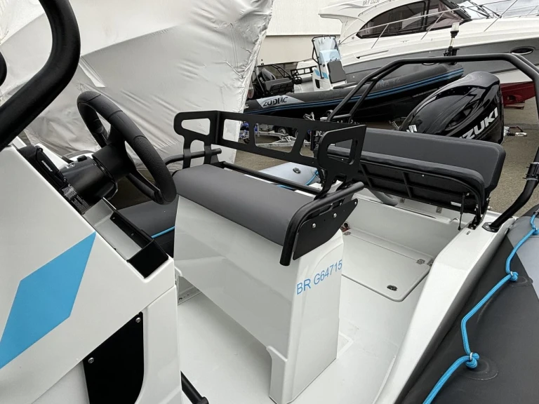 Wynajmij Łódż półsztywna z lub bez skippera Zodiac w Brest