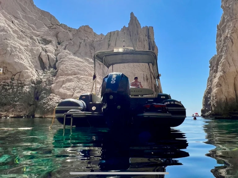 Wynajem Łódż półsztywna Motonautica-Vesuviana z patentem 