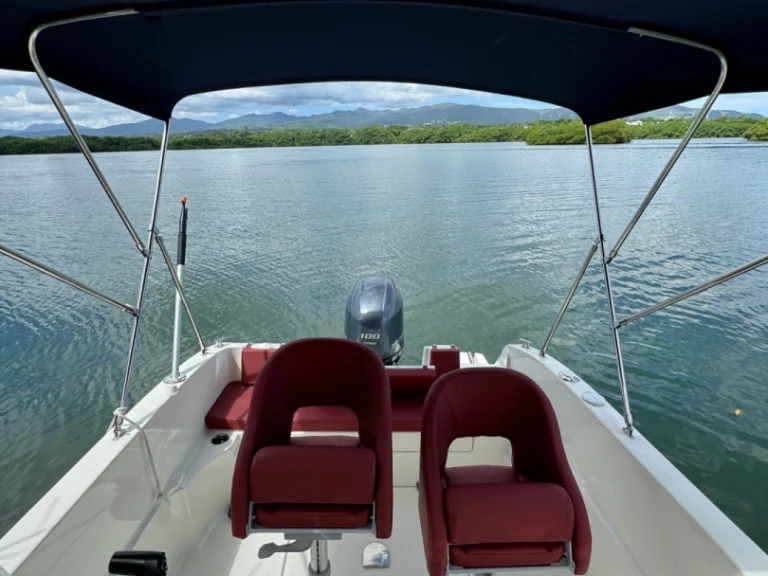 Wynajem Motorówka Pacific Craft z patentem 
