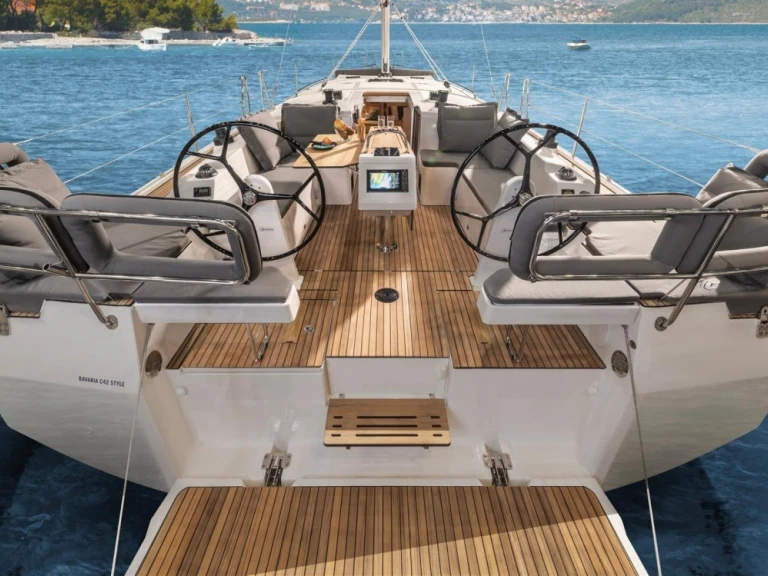 Bavaria Bavaria C42 między profesjonalistami a osobami prywatnymi w Ouistreham