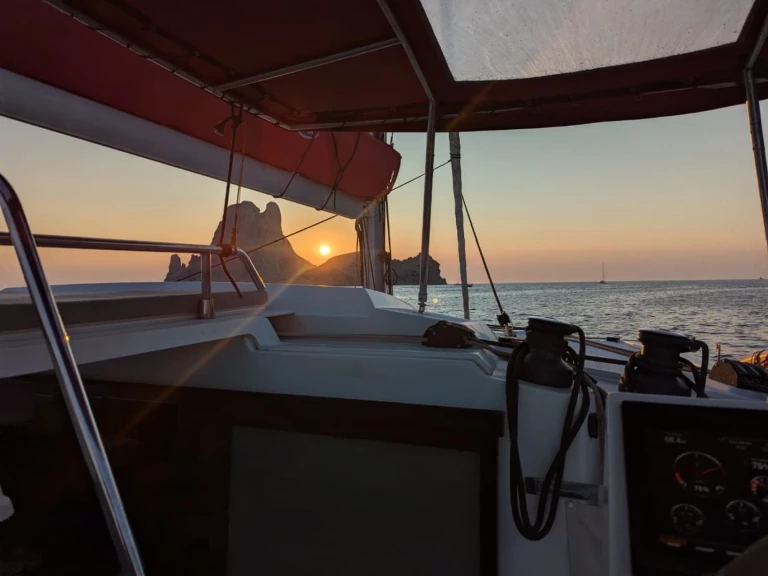 Fountaine Pajot Astrea 42 między profesjonalistami a osobami prywatnymi w Sant Antoni de Portmany