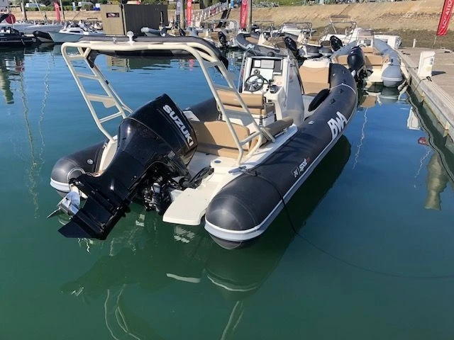 Łódż półsztywna do wynajmu w La Trinité-sur-Mer w najlepszej cenie