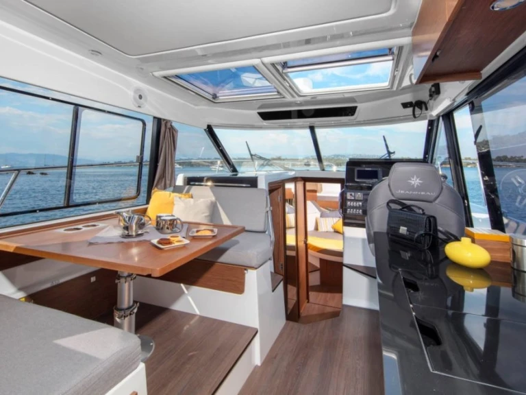 Jeanneau Merry Fisher 1095 między profesjonalistami a osobami prywatnymi w La Trinité-sur-Mer