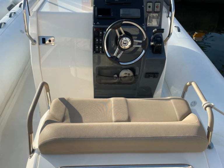 Capelli Tempest 800 Sun między profesjonalistami a osobami prywatnymi w Port de Saint-Cyprien Méditerranée