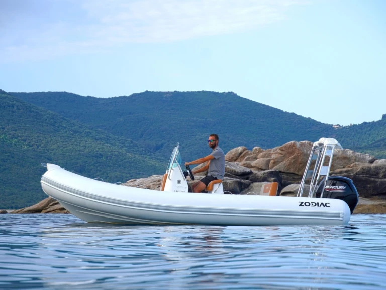 Łódż półsztywna do wynajmu w Propriano w najlepszej cenie