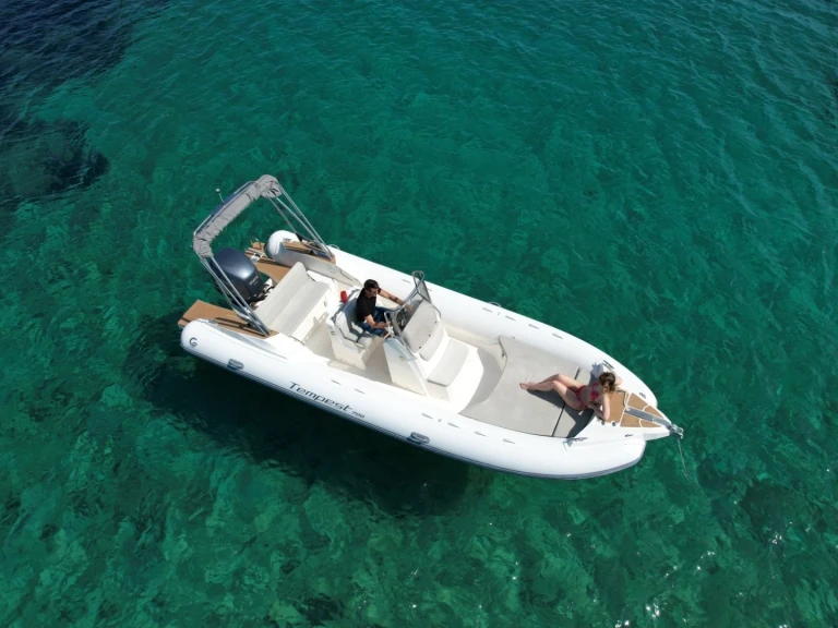 Wynajem Łódż półsztywna w Porto-Vecchio - Capelli Tempest 700