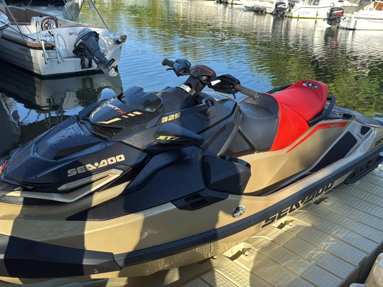Sea-Doo RXT-X RS 325 między profesjonalistami a osobami prywatnymi w Mandelieu-la-Napoule