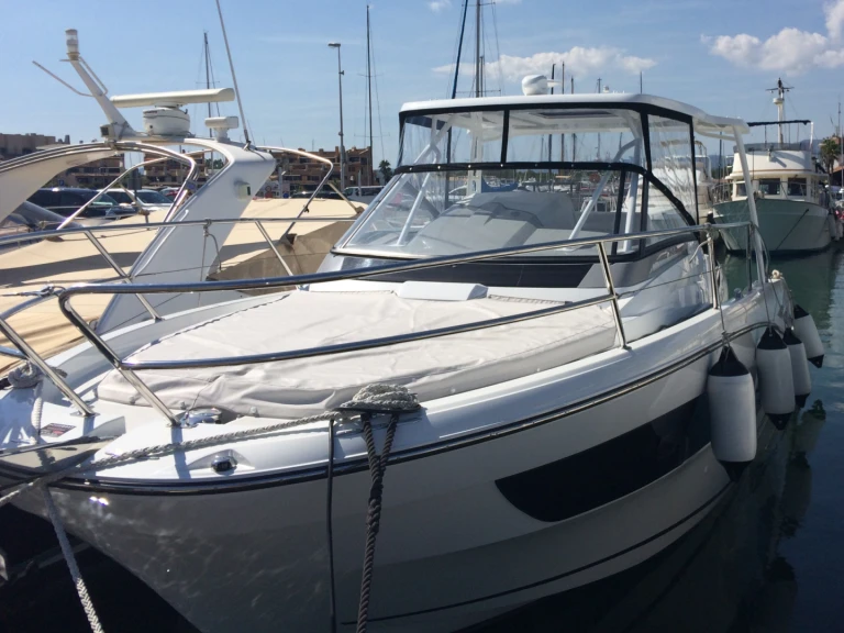 Jeanneau Cap Camarat 10.5 WA między profesjonalistami a osobami prywatnymi w Cogolin